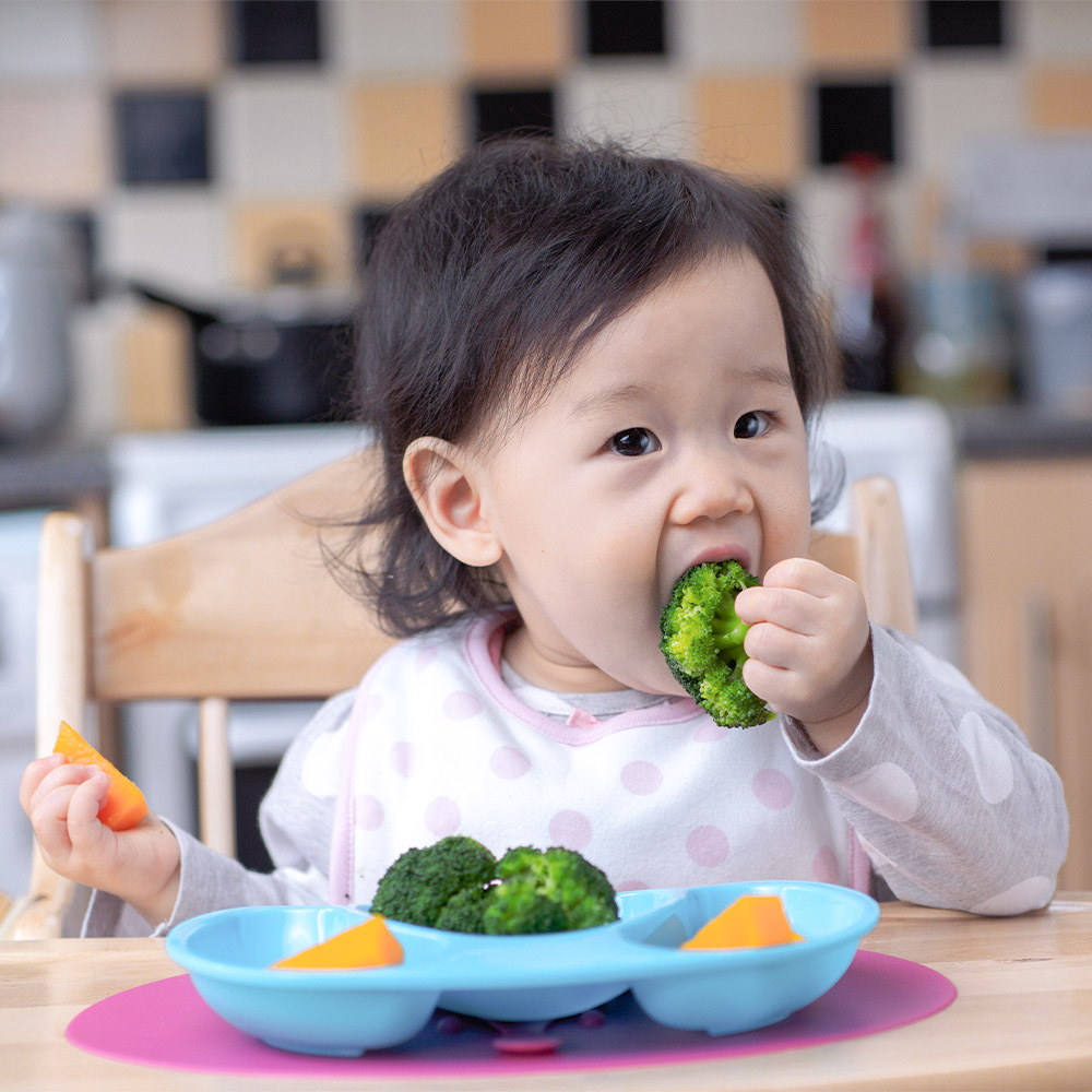 Bébé qui mange des légumes